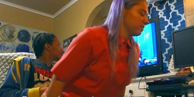 หนังโป๊ฟรีฝรั่ง Riding Cock While Plays สาวเงี่ยนหีมาอ้อนผัวเย็ดตอนเล่นเกมส์