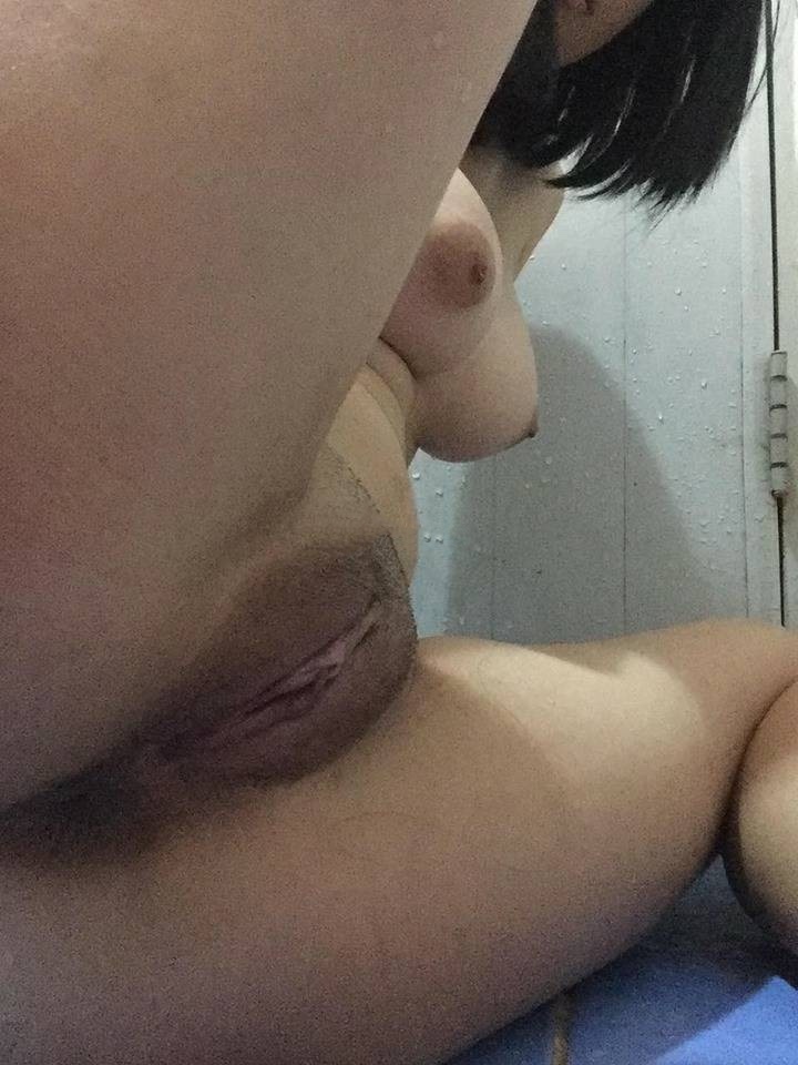 สาววัยรุ่นแก้ผ้าอวดหีอวบน่าเลีย (1)