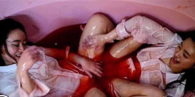 ดูหนังโป้เลสเบี้ยน สาว Rae Lil Black เย้ดกันด้วยควยปลอมกับคู่ขาสาวในอ่าง